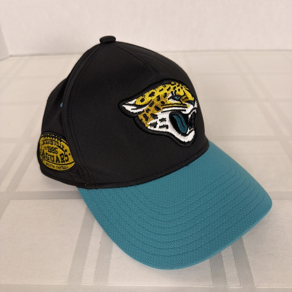 NFL Jacksonville Jaguars snapback hat. Black with Teal.‎